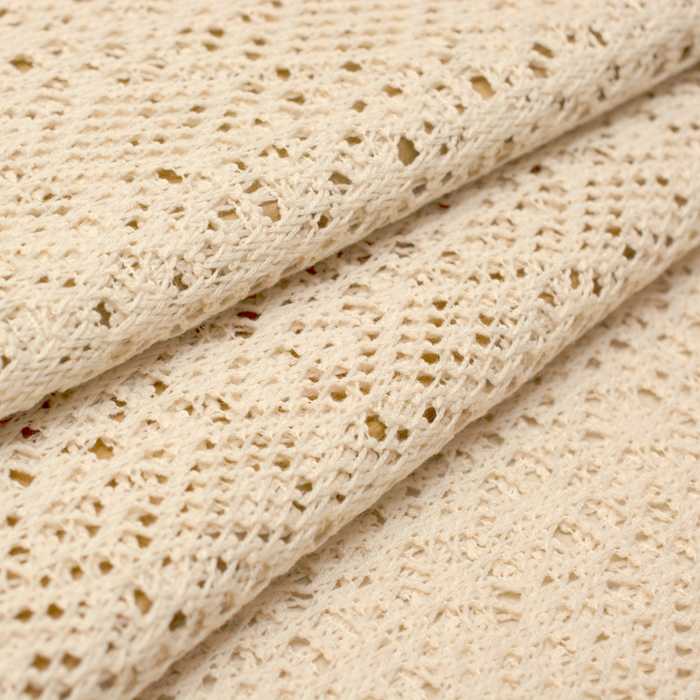 Ażurowa koronka z miękkiej, przyjemnej w dotyku bawełny o jednolitym kolorze.