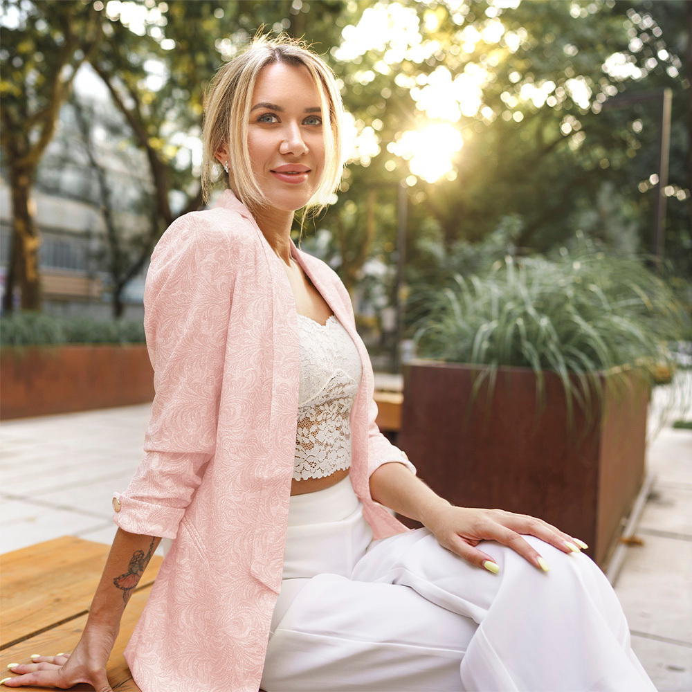 Tkanina żakardowa o jednolitym kolorze to elegancki materiał wyróżniający się charakterystycznym, strukturalnym wzorem powstającym bezpośrednio w procesie tkania.