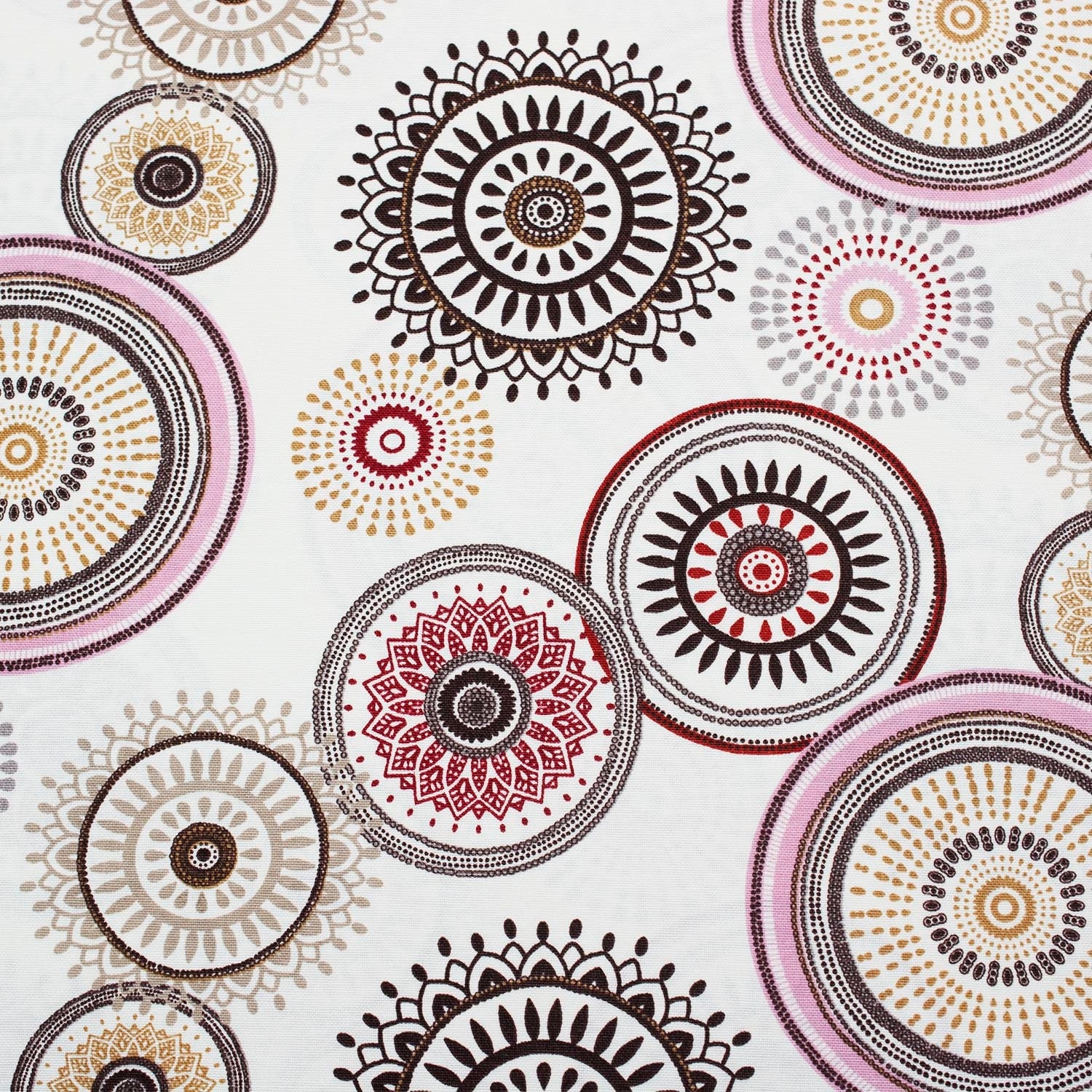 Tkanina dekoracyjna wykonana z grubszej przędzy bawełnianej i syntetycznej, w modnym wzorze z motywem geometrycznym.