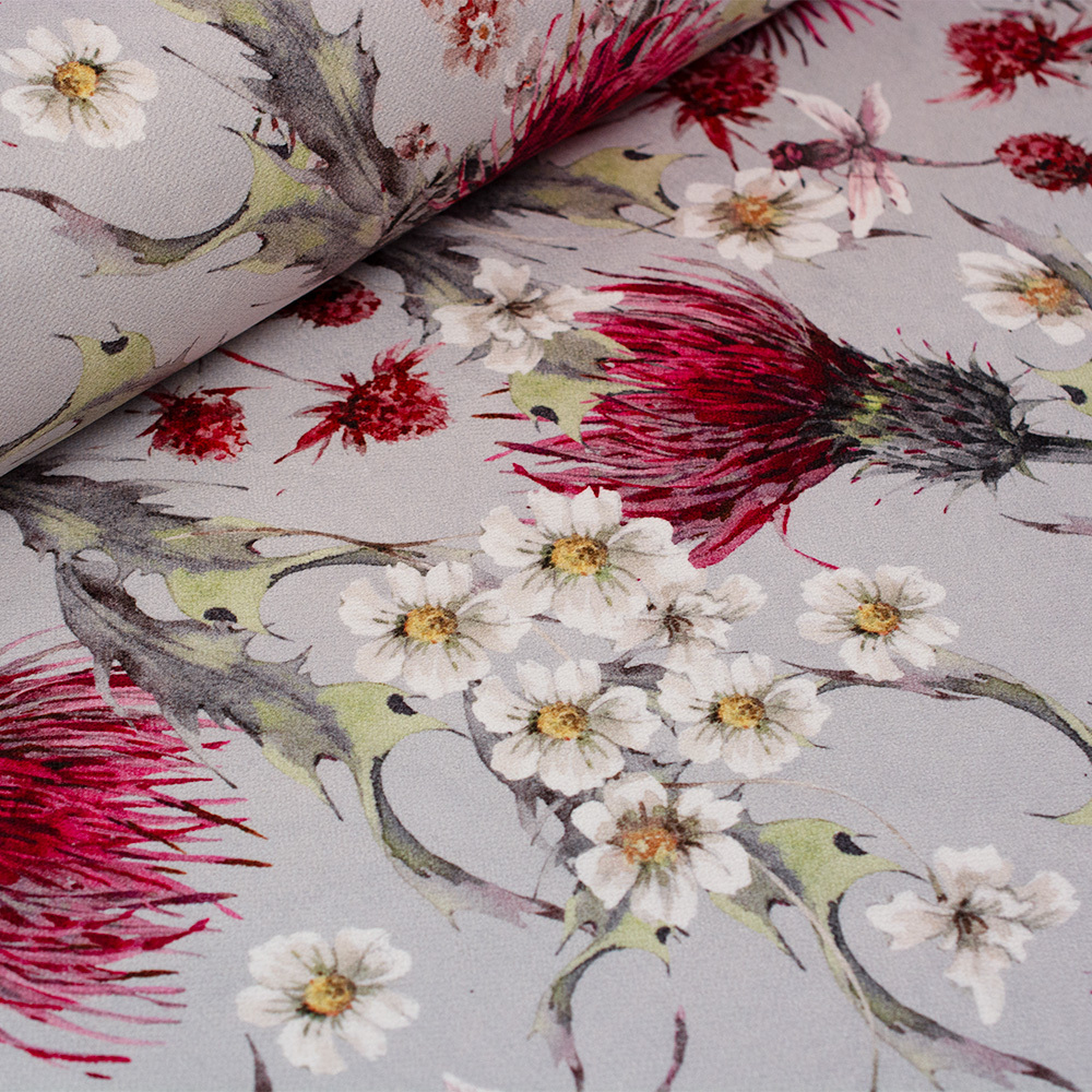 Wzorzysta tkanina dekoracyjna w elegancki&nbsp;kwiatowy&nbsp;wzór.