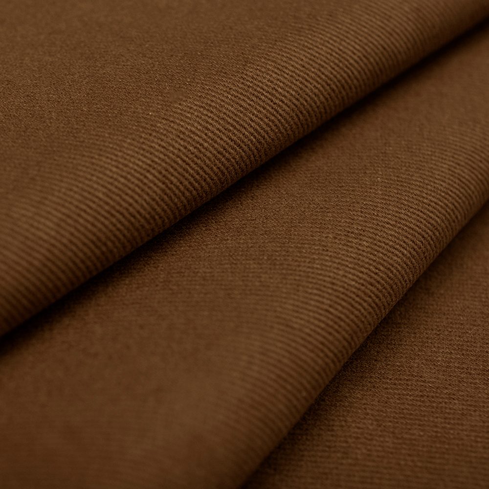 Jeansowa tkanina bawełniana wyróżnia się diagonalną fakturą i jednolitym kolorem.