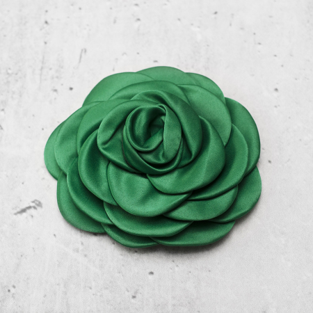 Oryginalna, trójwymiarowa apliacja w róż wykonana z tkaniny satynowej.