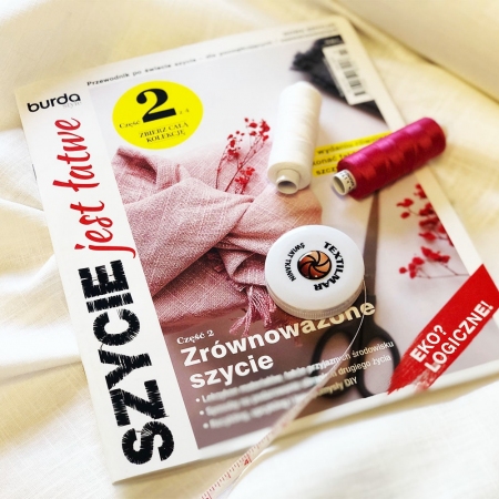 „Szycie jest łatwe” to kompleksowa wiedza dla każdego, kto rozpoczyna przygodę z szyciem lub chce doskonalić swoje umiejętności w dziedzinie szycia.