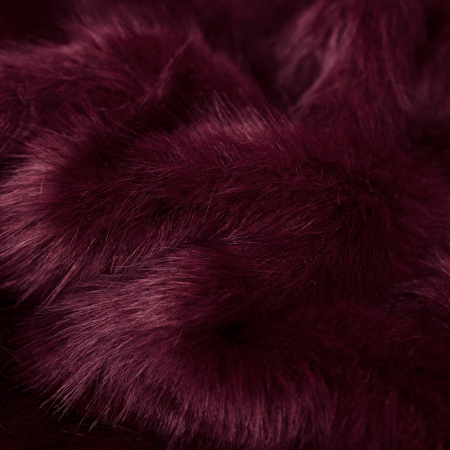 Futerko Angora to materiał o wyjątkowo miękkim i puszystym włosiu, które nadaje mu elegancki i luksusowy charakter.