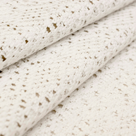 Ażurowa koronka z miękkiej, przyjemnej w dotyku bawełny o jednolitym kolorze.