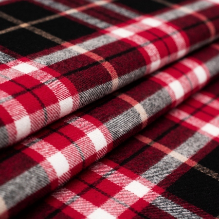 Bawełniana tkanina flanelowa o ponadczasowym i modnym wzorze kraty.