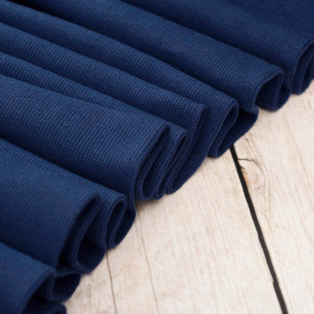 Prążkowana dzianina ściągaczowa, wykonana z naturalnych włókien bawełny.