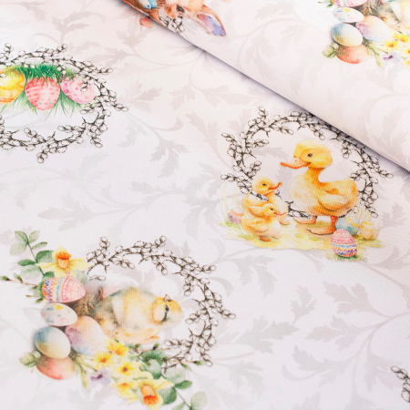 Wzorzysta tkanina dekoracyjna wykonana z włókien syntetycznych.