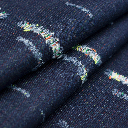 Jeans Arte to wyjątkowa tkanina o miękkiej, przyjemnej w dotyku fakturze, która od razu przyciąga uwagę swoim niezwykłym urokiem.