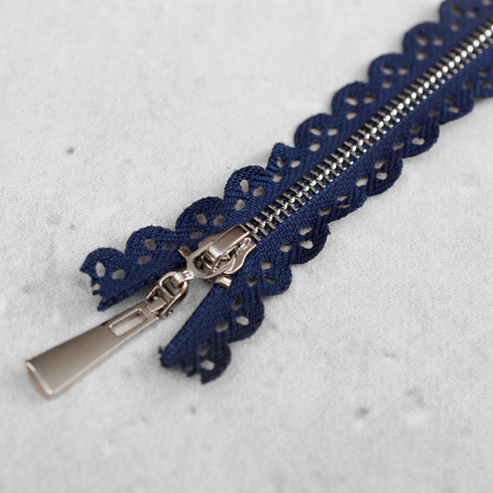 Zamek metalowy&nbsp;z eleganckimi, srebrnymi ząbkami.