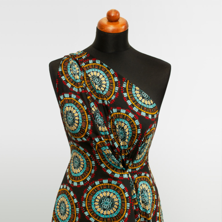 Tkanina z 100% wiskozy to lekki, miękki materiał, który pięknie układa się na sylwetce, tworząc naturalne fałdy i swobodny ruch.