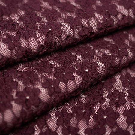 Koronka na elastycznej siatce to wyjątkowa tkanina, która łączy subtelność z wygodą użytkowania.