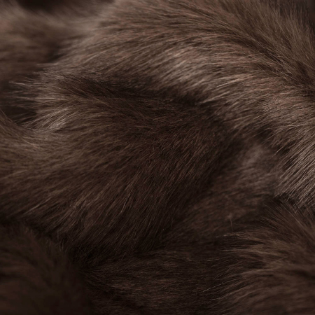 Futerko Angora to materiał o wyjątkowo miękkim i puszystym włosiu, które nadaje mu elegancki i luksusowy charakter.