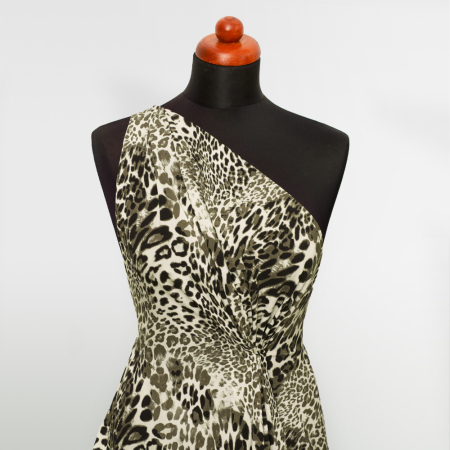 Tkanina z 100% wiskozy to lekki, miękki materiał, który pięknie układa się na sylwetce, tworząc naturalne fałdy i swobodny ruch.