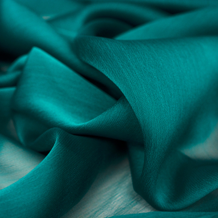 Szyfon Perła to doskonałej jakości tkanina, idealnie nadaje się na eleganckie i szykowną odzież.