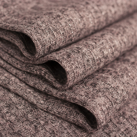 Zjawiskowa dzianina swetrowa w charakterystycznym wzorze prążka o szerokości 0,5 cm.