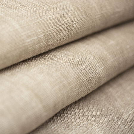 Len GEORGIO to wyjątkowa tkanina wykonana z 100% naturalnych włókien lnianych, zazwyczaj występuje w charakterystycznym dla tkaniny melanżowym wzorze lub jest całkowicie jednokolorowa.