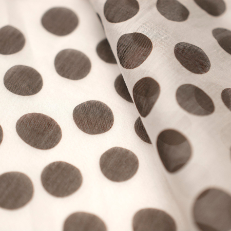 Tencel Capri to ekskluzywna tkanina, która łączy w sobie piękno i praktyczność na najwyższym poziomie.