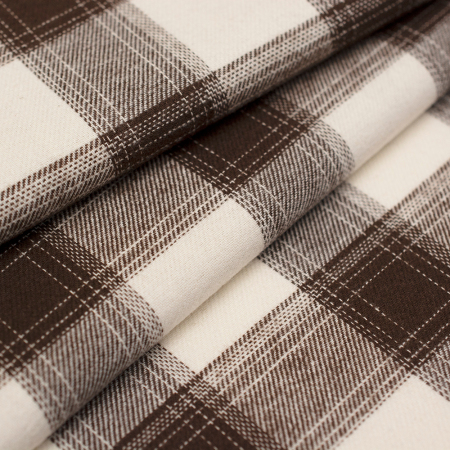 Miękka flanela wykonana z połączenia włókien bawełnianych i syntetycznych, w modnym wzorze kraty.