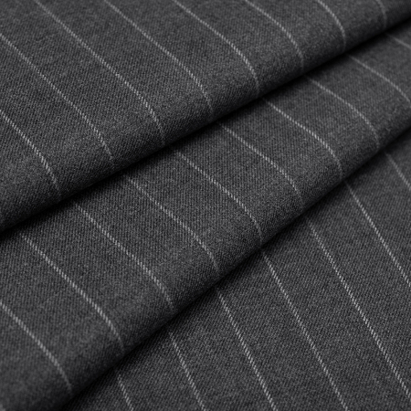 Wool Prada to wysokiej jakości materiał z dodatkiem wełny, wyróżniający się jednolitą, elegancką powierzchnią i starannie wykonanym splotem.