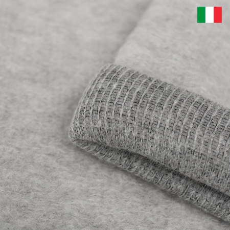Wełniana dzianina swetrowa, wyprodukowana przez włoskie fabryki, charakteryzuje się wysoką jakością wykonania.