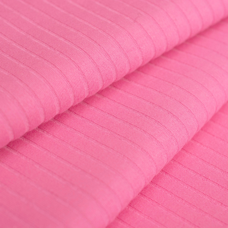 Dzianina RIB to bawełniana dzianina o charakterystycznej fakturze wąskiego prążka, wykonana z naturalnych włókien.