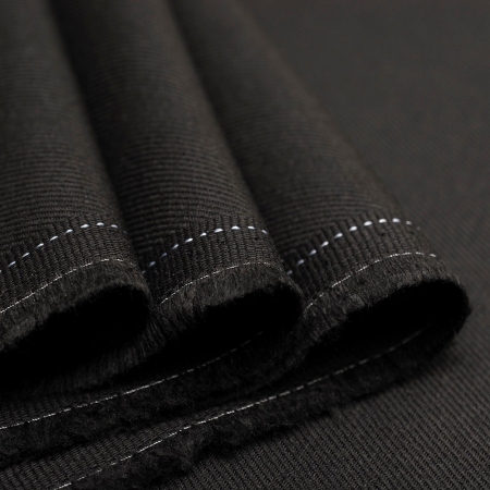 Bawełniana tkanina jeansowa o charakterystycznej diagonalnej fakturze, w jednolitym kolorze.