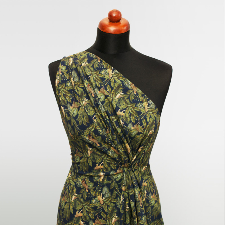 Tkanina z 100% wiskozy to lekki, miękki materiał, który pięknie układa się na sylwetce, tworząc naturalne fałdy i swobodny ruch.