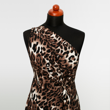 Tkanina z 100% wiskozy to lekki, miękki materiał, który pięknie układa się na sylwetce, tworząc naturalne fałdy i swobodny ruch.