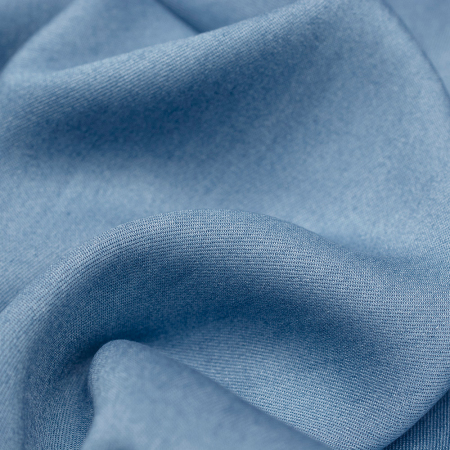 Jeansowa tkanina o niskiej gramaturze.