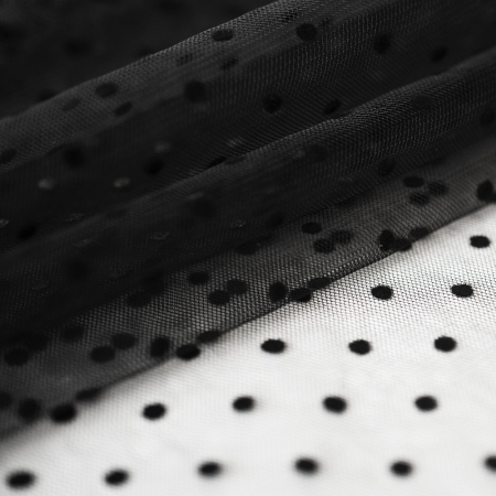 Tiul Velvet Dots, to delikatna tkanina o splocie ażurowym, układającym się w kształt rombów.