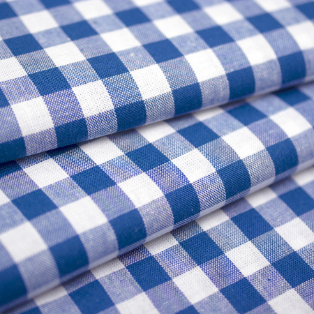 Tkanina wykonana z przędzy bawełnianej wyróżnia się luźniejszym, wyraźnym splotem oraz włóknami barwionymi oddzielnie, które tworzą klasyczny wzór kratki.