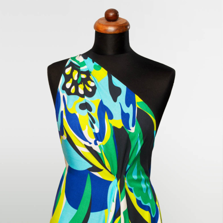 Tkanina z 100% wiskozy to wyjątkowy materiał, który cechuje się wieloma wspaniałymi właściwościami:

- Miękka i lejąca: Idealnie układa się na ciele, tworząc naturalne fałdy i ruchy.