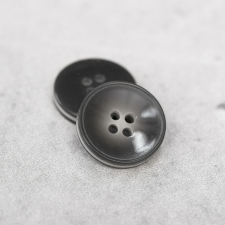 Plastikowy guzik przyszywany na cztery dziurki, o średnicy 2 cm.