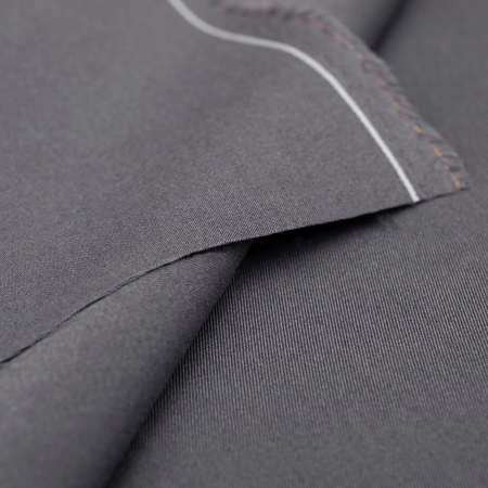 Tkanina gabardynowa o charakterystycznym, diagonalnym splocie, wykonana z naturalnych włókien bawełny.