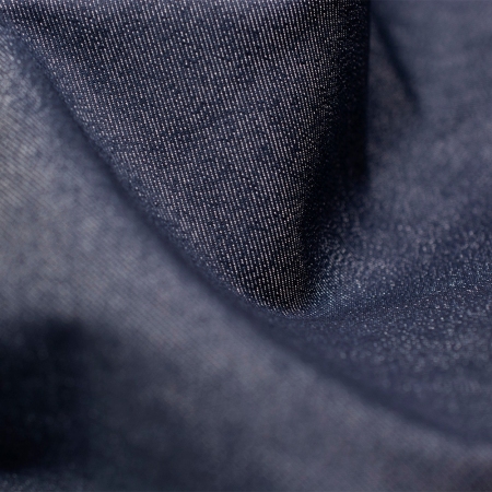 Jeansowa tkanina wiskozowa wykonana z mieszanki włókien naturalnego pochodzenia oraz syntetycznych.