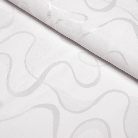 Obrusowa tkanina typu żakardowego w kolorze białym.