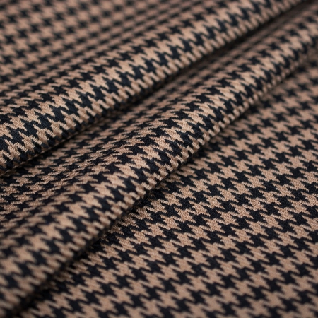 Wiskozowa tkanina wykonana z mieszanki włókien naturalnego pochodzenia oraz syntetycznych.