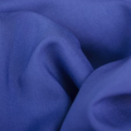Tkanina wiskozowa o splocie płóciennym, wykonana z wysokiej jakości włókien.