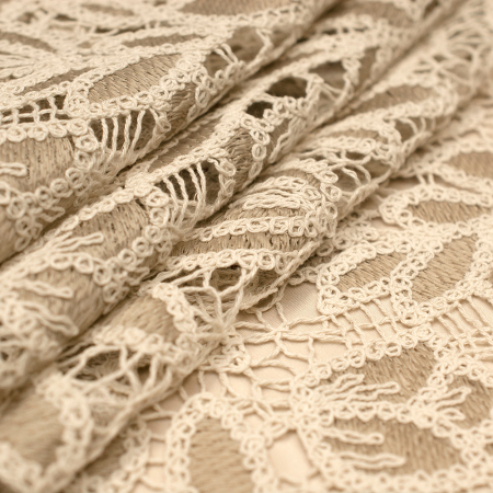 Ażurowa koronka wykonana z grubej, skręconej przędzy w naturalnych, harmonijnych kolorach zachwyca swoim wyrazistym charakterem.