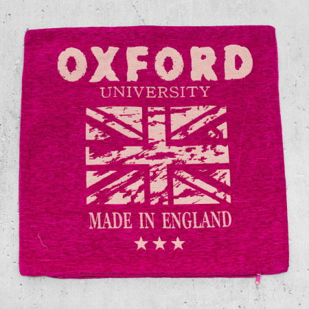 Poszewka dekoracyjna z motywem Oxford University to stylowy dodatek, który doda wnętrzu akademickiego charakteru.