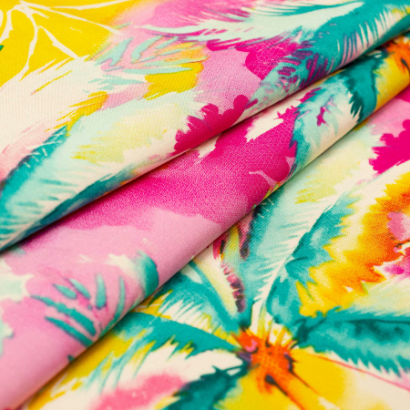 Tkanina z 100% wiskozy to lekki, miękki materiał, który pięknie układa się na sylwetce, tworząc naturalne fałdy i swobodny ruch.