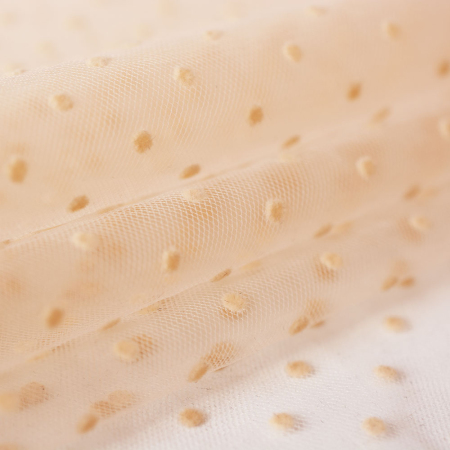 Tiul Velvet Dots, to delikatna tkanina o splocie ażurowym, układającym się w kształt rombów.