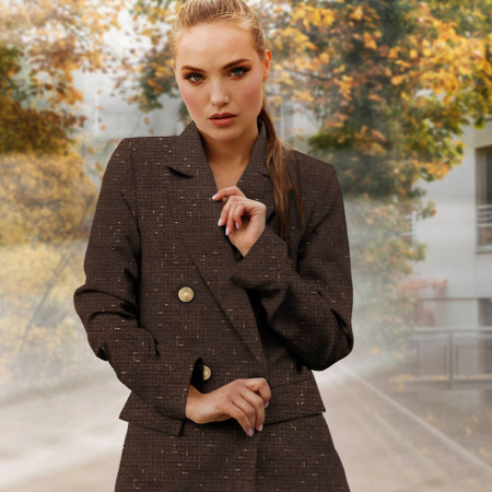 Tkanina Chanel o wyjątkowo eleganckim charakterze została subtelnie wzbogacona złotą nitką, która nadaje jej dyskretny, szlachetny blask.