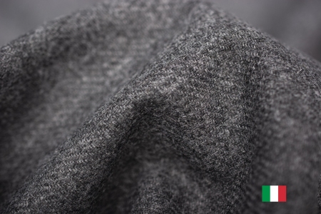 Ekskluzywna tkanina garniturowa wykonana z najlepszej jakości włókien o zabarwieniu ciemno-szarym.