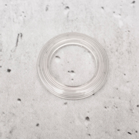 Plastikowa przelotka stosowana do zasłon wieszanych na karniszu drążkowym ściennym.