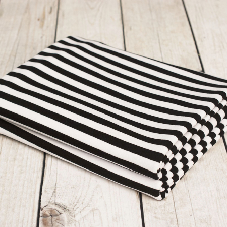 Bawełniana dzianina dresowa o spodzie pętelkowym w bardzo modnym w tym sezonie wzorze w paski.