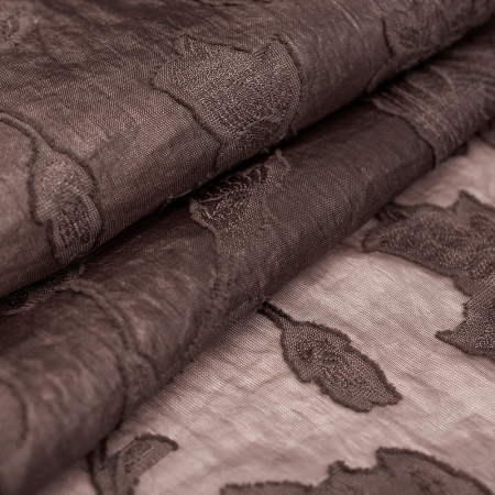 Tkanina z haftem kwiatowym wyróżnia się miękkością, lekkością i przyjemnym chwytem.