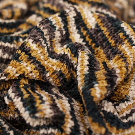 Welurowa dzianina o splocie swetrowym wykonana z kolorowej przędzy aksamitnej.