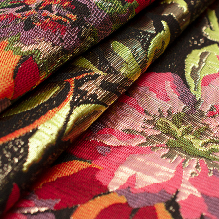 Tkanina żakardowa o wyczuwalnej fakturze zachwyca bogactwem i dekoracyjnością.